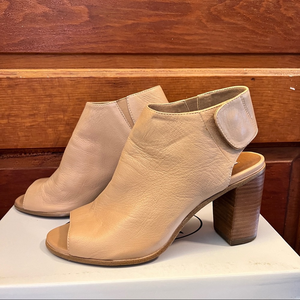 Steve MaddenNONSTP Natural peep toe block heel sandals SZ 7